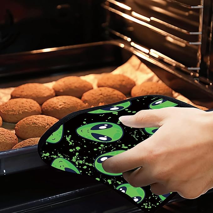 Green Alien Pot Holders 2 PCS for Kitchen, Heat Resistant Hot Pads for Cooking Grilling Baking BBQ, Pot Holders for Women Cook Essentials Accessories Home Microwave