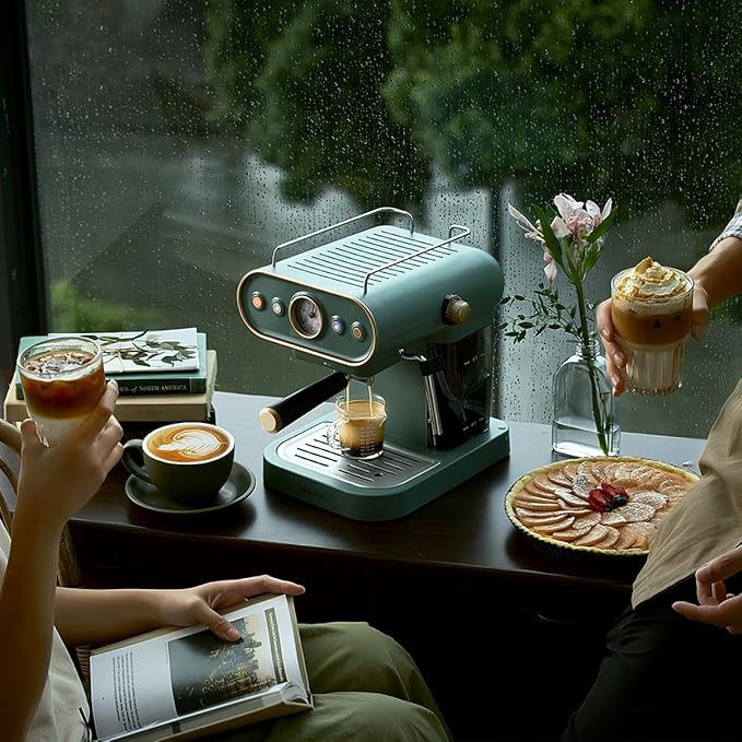 compact high-pressure coffee machine with steam frother