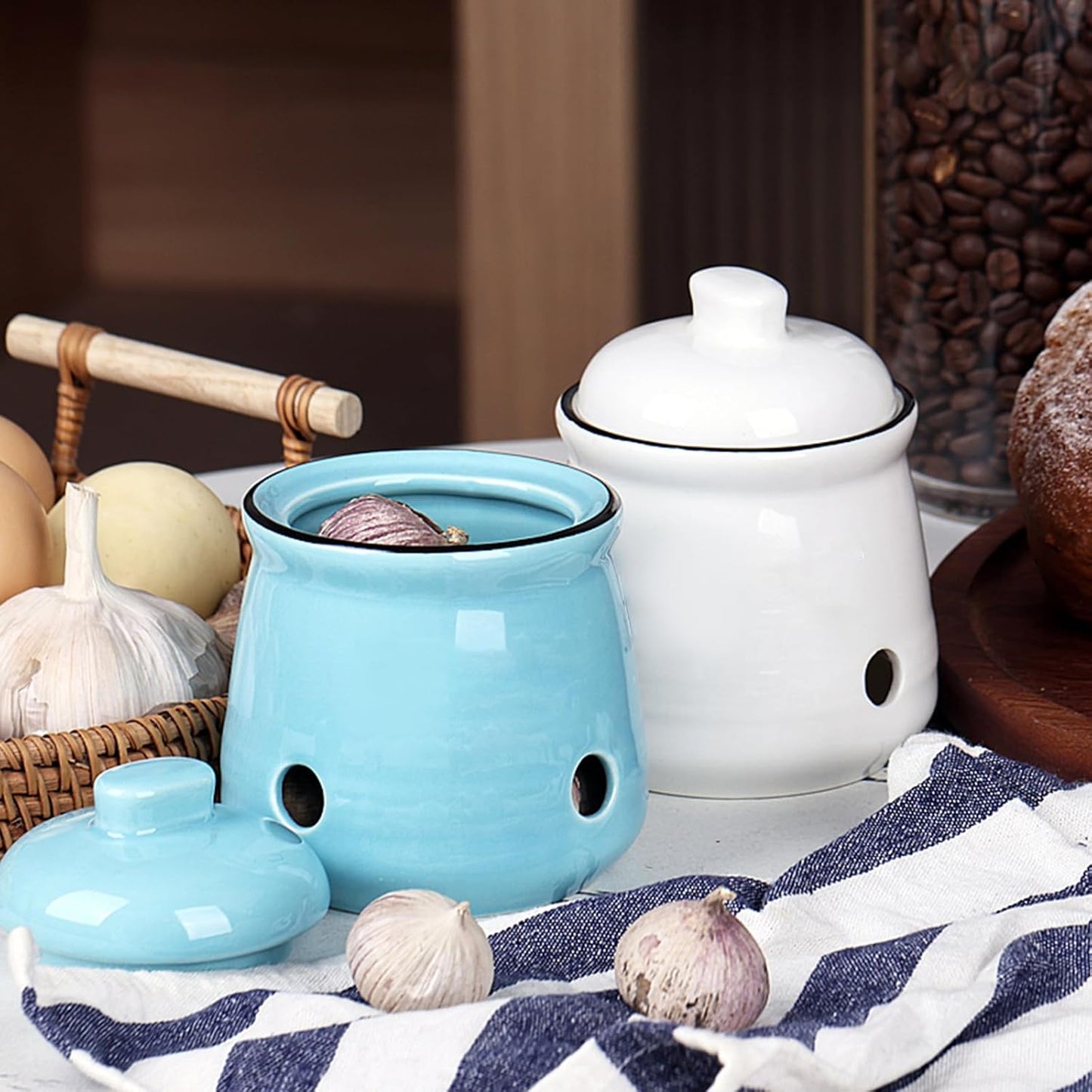 HAOTOP Ceramic Mini Garlic Keeper with Lid, Garlic Container Saver for Countertop, Keep Your Garlic Cloves Fresh (Turquoise)