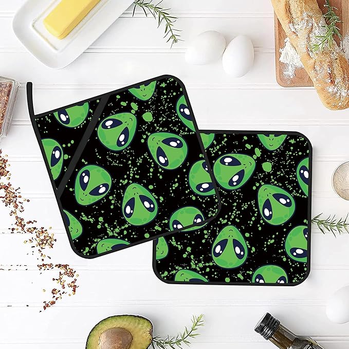 Green Alien Pot Holders 2 PCS for Kitchen, Heat Resistant Hot Pads for Cooking Grilling Baking BBQ, Pot Holders for Women Cook Essentials Accessories Home Microwave