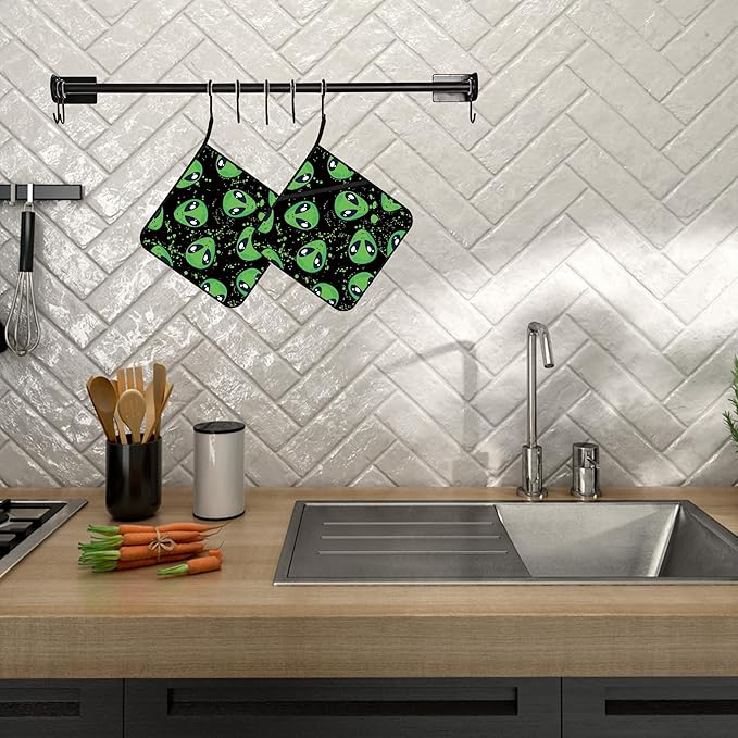 Green Alien Pot Holders 2 PCS for Kitchen, Heat Resistant Hot Pads for Cooking Grilling Baking BBQ, Pot Holders for Women Cook Essentials Accessories Home Microwave