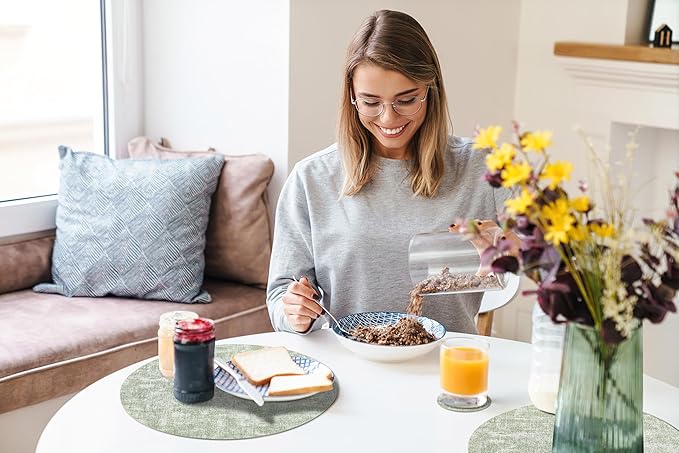 homing Round Faux Leather Placemat and Coaster 8 Packs, Washable Heat Resistant Dining Place Mats, Wipeable Double-Sided Table Mats for Indoor and Outdoor, Diameter 13 and 3.93 inch, Light Green