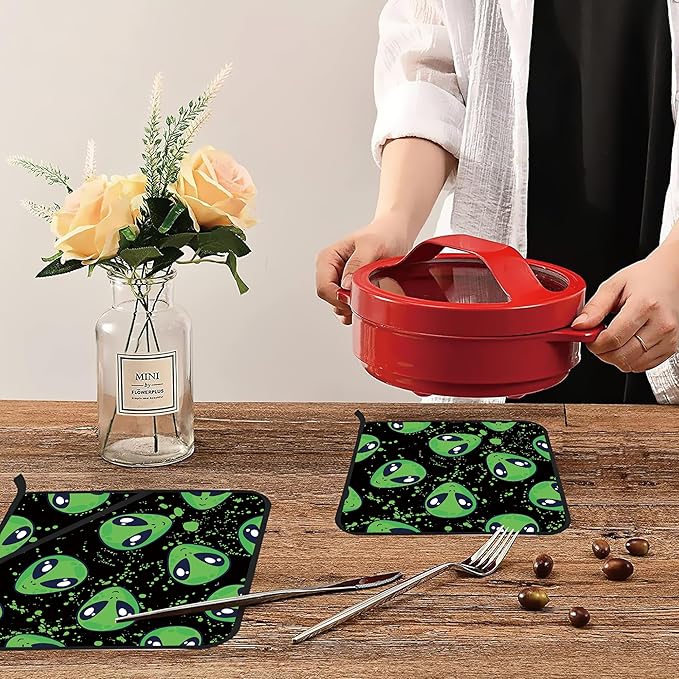 Green Alien Pot Holders 2 PCS for Kitchen, Heat Resistant Hot Pads for Cooking Grilling Baking BBQ, Pot Holders for Women Cook Essentials Accessories Home Microwave